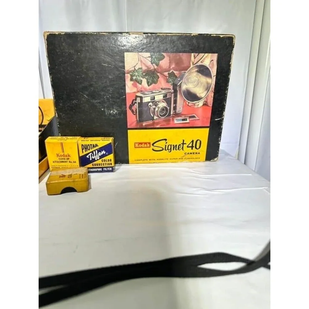 MINT Cond VINTAGE Kodak Signet 40 46mm Camera with Case & flash in Original